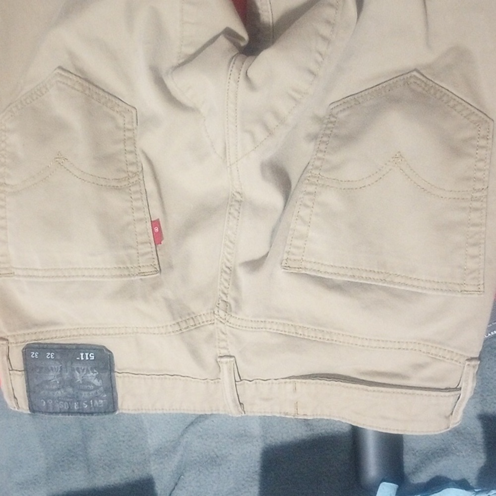 Levi's 511 straight legs tan men sz 32/32_tears on the inside of both legs.